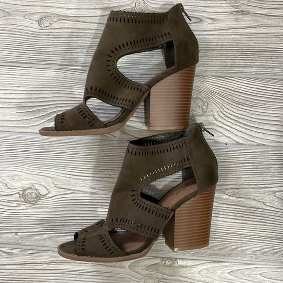 Qupid olive green peep toe cutout ankle zip bootie - Picture 3 of 7